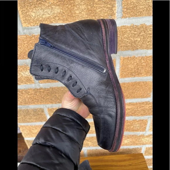 JOHN FLUEVOG MODVOGS
MIKAELA
MODERN CHUKKA BOOT SIZE 10 - Picture 10 of 16